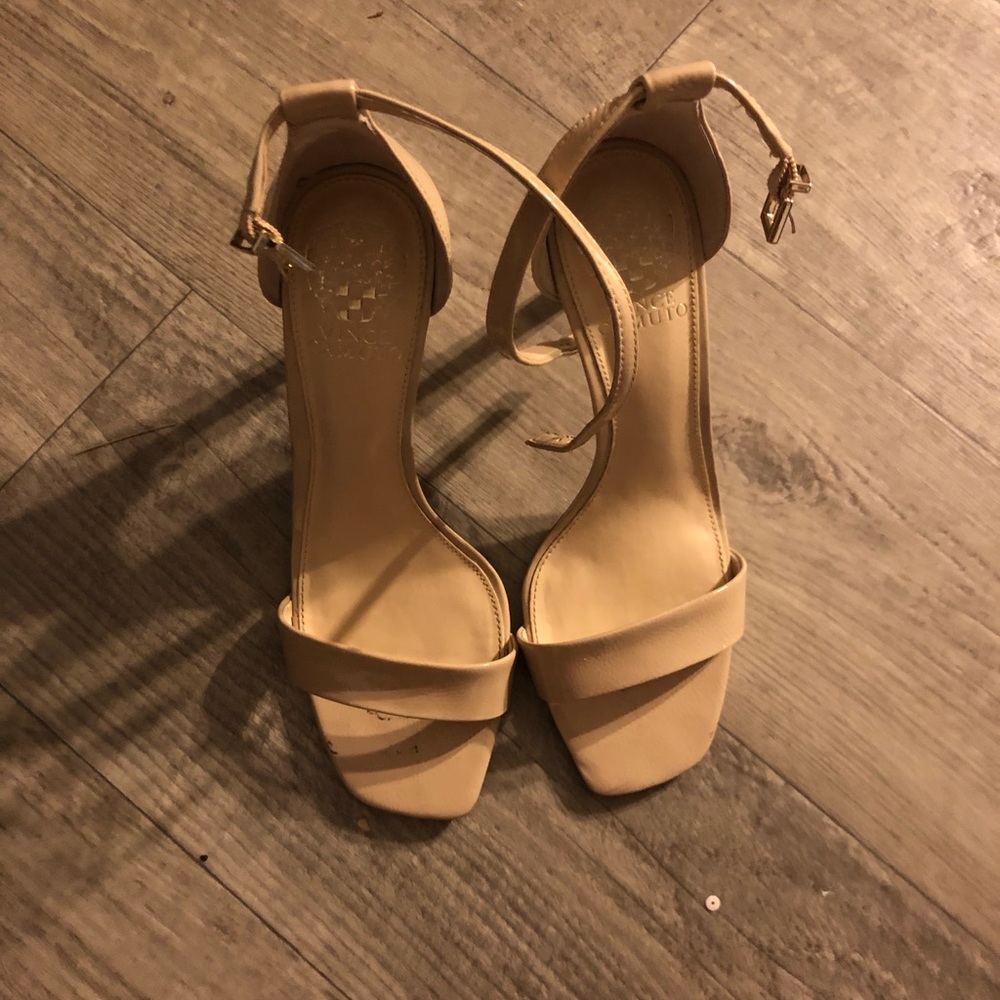 Nude patent leather heel